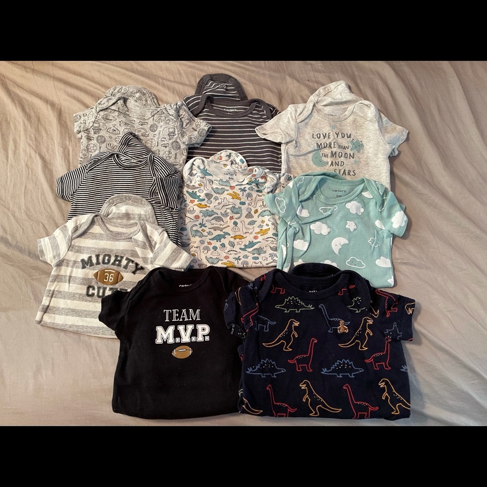 ⭐️ (9) 6months Carter’s onesie